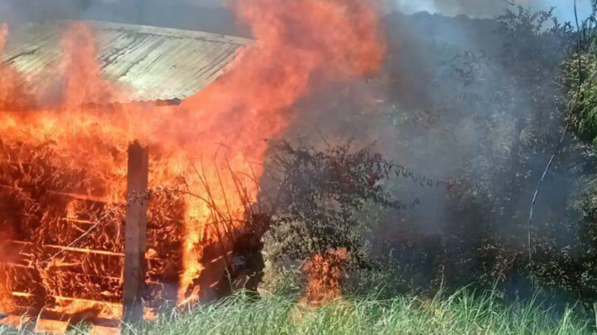 incendian casa en bloqueo 